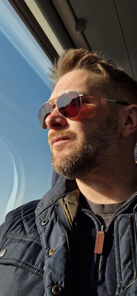 Sunglasses on a train is not the general vibe I go for, but it's blinding down here.