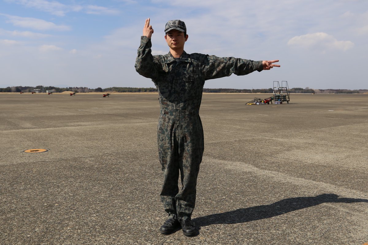 jasdf_hyakuri's tweet image. さあやってまいりました!#百里基地 X新コーナー「細かすぎて伝わらない #航空自衛隊 モノマネ」のお時間です!手始めに簡単な?問題から!みなさんも #航空祭 などで見たことがあるはずのこのポーズは何を表しているでしょうか?
#細かすぎて伝わらないモノマネ