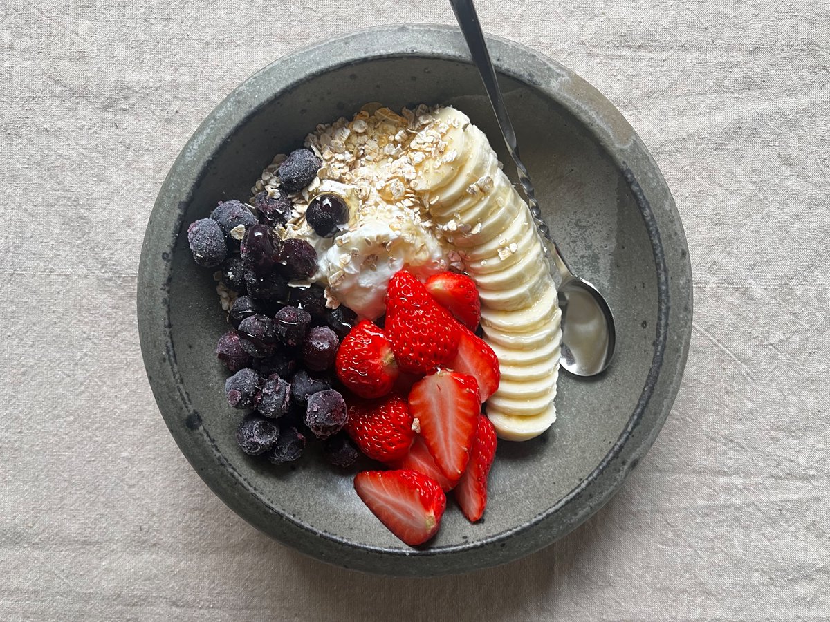 今朝　
平松洋子さんの本に出てくるレシピで水切りヨーグルト＆フルーツ