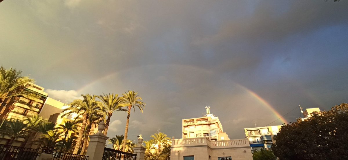 marqalicante's tweet photo. Hoy jueves, 3 de abril, en el #DiaMundialArcoiris recordamos la imagen capturada, hace ya algún tiempo, por nuestra compañera de la Biblioteca del #MARQ @Reme23892613 
Además, si os fijáis bien podréis ver que es un Arcoíris doble  
Feliz día 🌈 https://t.co/ps7ws1boyu