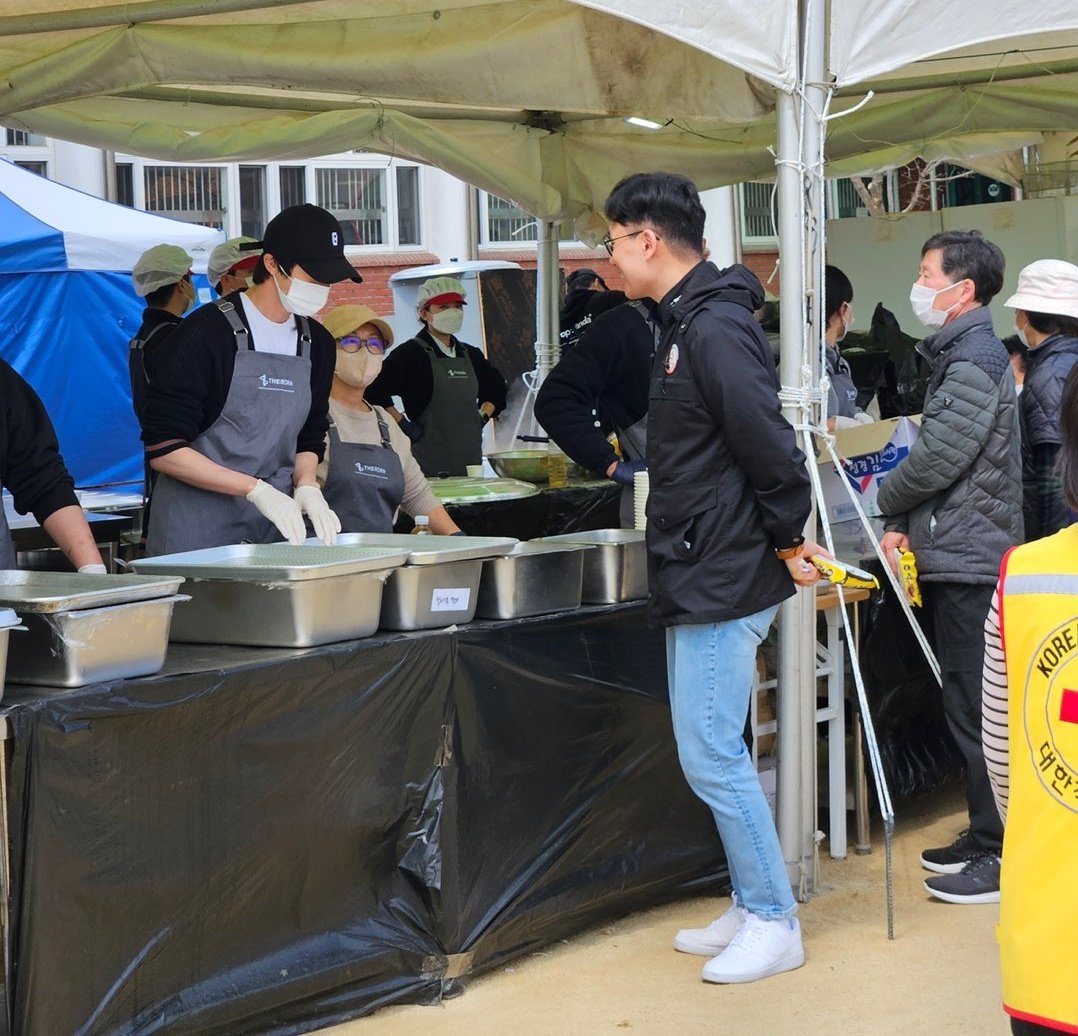 Jin volunteered in Gilan-myeon, Andong City, to serve food to those affected by wildfires.

JIN: "I decided to participate in this volunteer activity because I wanted to provide even a small amount of help to those affected by the wildfires."

One resident said, "People said he