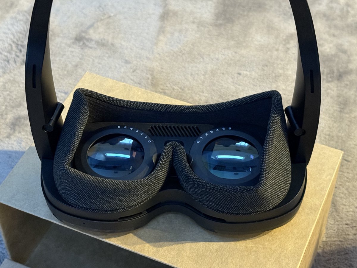 fnoji's tweet image. 元々6万の重いサングラス的なオブジェとしてはかっこいいかもしれない😎 #viveflow