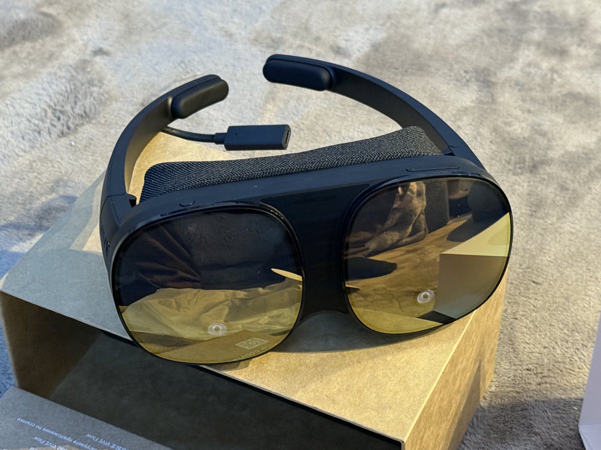 fnoji's tweet image. 元々6万の重いサングラス的なオブジェとしてはかっこいいかもしれない😎 #viveflow