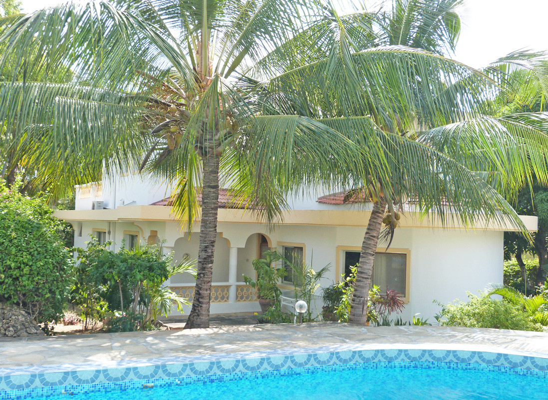 🏡 **Watamu Villa for Sale** -  
Stunning 4-bedroom villa in Turtle Bay Villas, with shared pool. Ideally located between Watamu town and Mida Creek, minutes from Watamu Marine Park.  
✨ Price: Ksh 32 million  
📞 Contact Jen at +254 741 168 381 for viewings