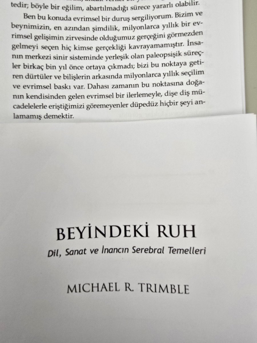 Bizim ve beynimizin, en azından şimdilik, milyonlarca yıllık bir evrimsel gelişimin zirvesinde olduğumuz gerçeğini görmezden gelmeyi seçen hiç kimse gerçekliği kavrayamamıştır. İnsanın merkezi sinir sisteminde yerleşik olan paleopsişik süreçler birkaç bin yıl önce ortaya