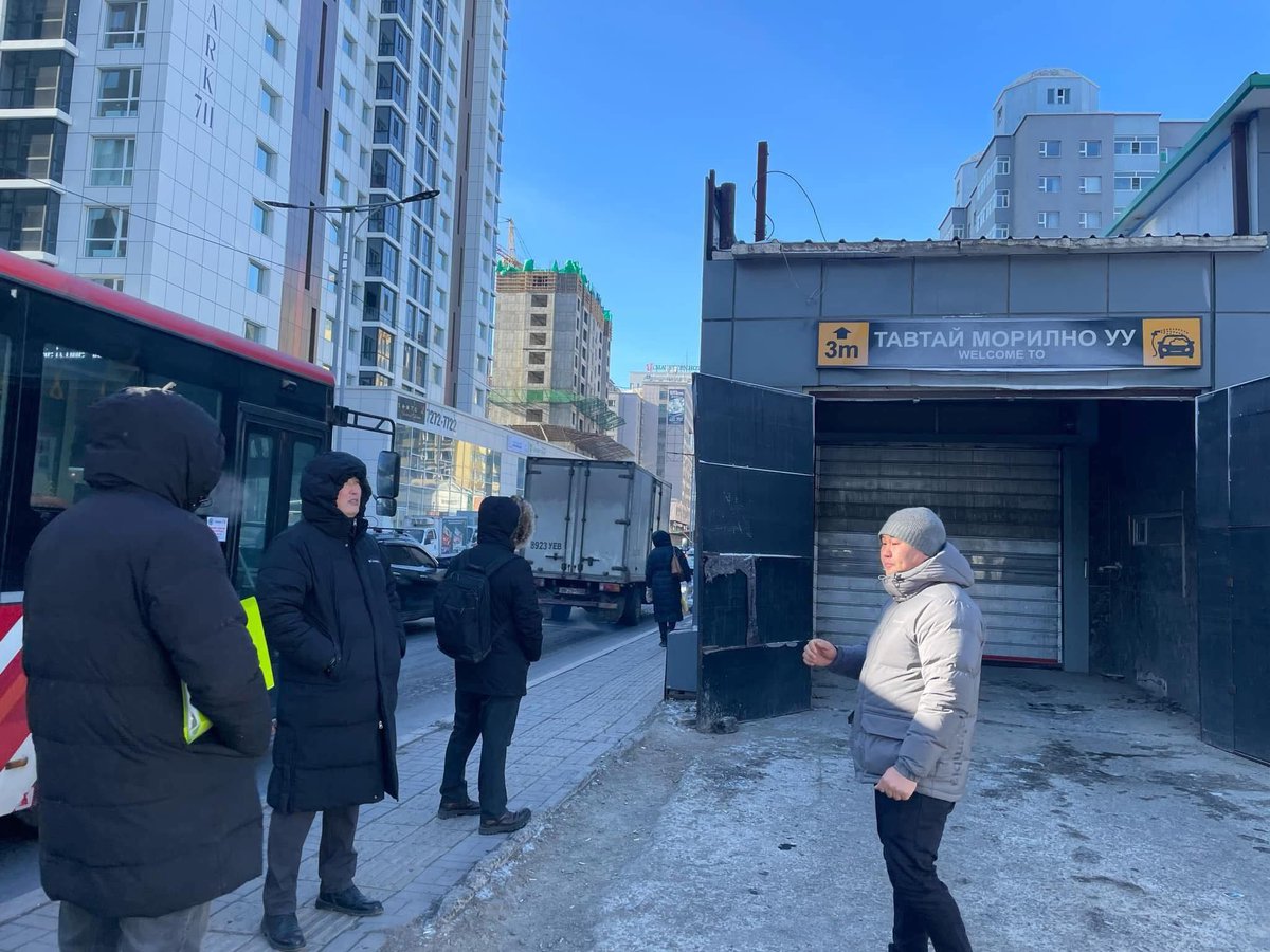 Энэ БЗД 36р хороонд нэг гайтай авто угаалга байна. Явган хүний замыг хууль бус эзэмшлээс чөлөөлүүлэх, хууль бус авто угаалгыг буулгахтай холбоотой маргаанд “Титэмт Орд” компани оролцохгүй, шүүхэд ирэхгүй байгаагаас болж шүүхийн ажиллагаа удаашралтай хэвээр байгаа юм байна.