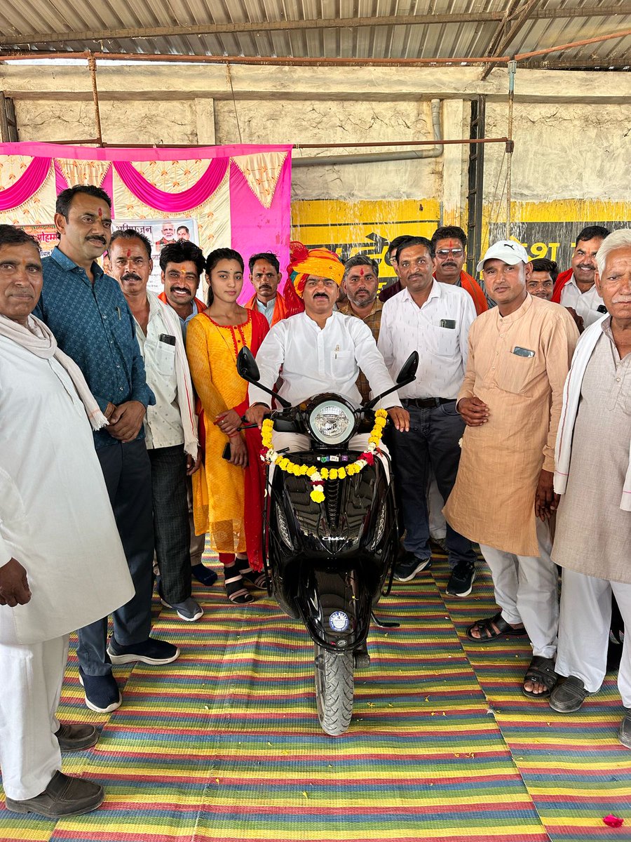 Ghanshyambjp169's tweet image. कालापीपल के ग्राम मोहनपुर में एक गर्व का पल!

मोहनपुर में बहन सलोनी मीना और भाई देवेंद्र भिलाला को 12वीं कक्षा में उच्चतम अंक प्राप्त करने पर मध्य प्रदेश सरकार द्वारा निःशुल्क स्कूटी प्रदान की गई है!
मैं सलोनी मीना और देवेंद्र भिलाला को उनकी इस उपलब्धि पर हृदय से बधाई देता हूँ और…