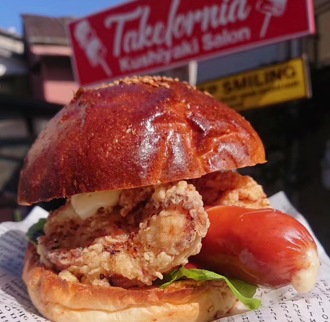 takefornia's tweet photo. RyOkO が作る！
 Kanamaraburger
タルタルチキンバーガーをベースにバージョンアップ
 🍔4/6 sat  12:00～
 🍔4/6 sun  15:00～
 🍔4/12 sat 12:00～
※4/6 sun RyOkO かなまら祭盛り上げ隊戻り次第の販売
#若宮八幡宮 #氏神様 #金山神社
#かなまら祭 #kanamara #kanamarafestival
 #エリザベス https://t.co/rohc4SjEEE
