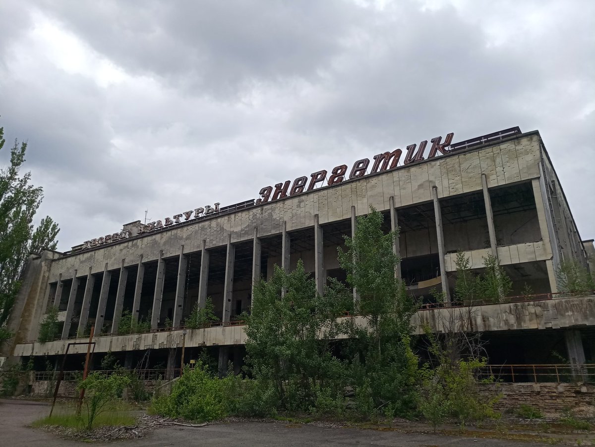 Bjorn_Stormborn's tweet photo. Облазивши Stalker 2 вздовж і впоперек хочу показати вам порівняння моїх власних фото (2021 рік) та локацій з гри. Я в такому захваті, це не передати словами.

ПК "Енергетик" https://t.co/yElaHUmwqS
