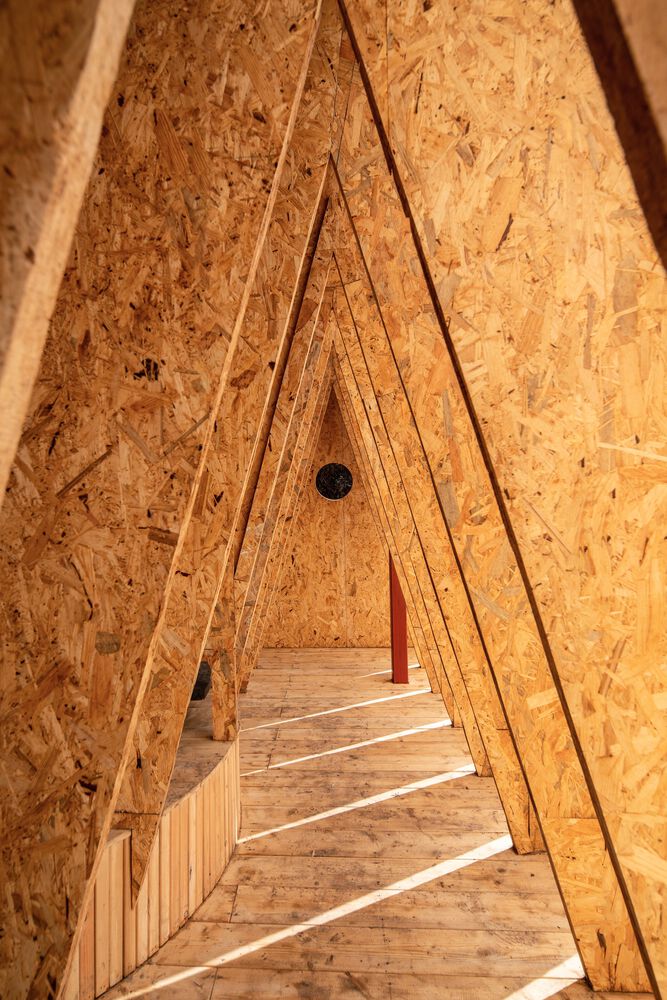 ArchDaily's tweet image. ELEMENT’U #Pavilion integrates with the #landscape while standing as a landmark in Zecha’s natural park. The structure, supported by steel columns, uses a light wooden framework that filters light and shadow, blending with nature. ow.ly/ZLpS50VtEUP?