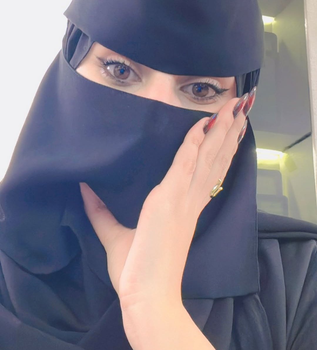 ســـــــــــــؤال؟.. 
. 
لو صحيت ولقيتني نايمه جنبك ايش بتسوي..؟ 😂😂🙈