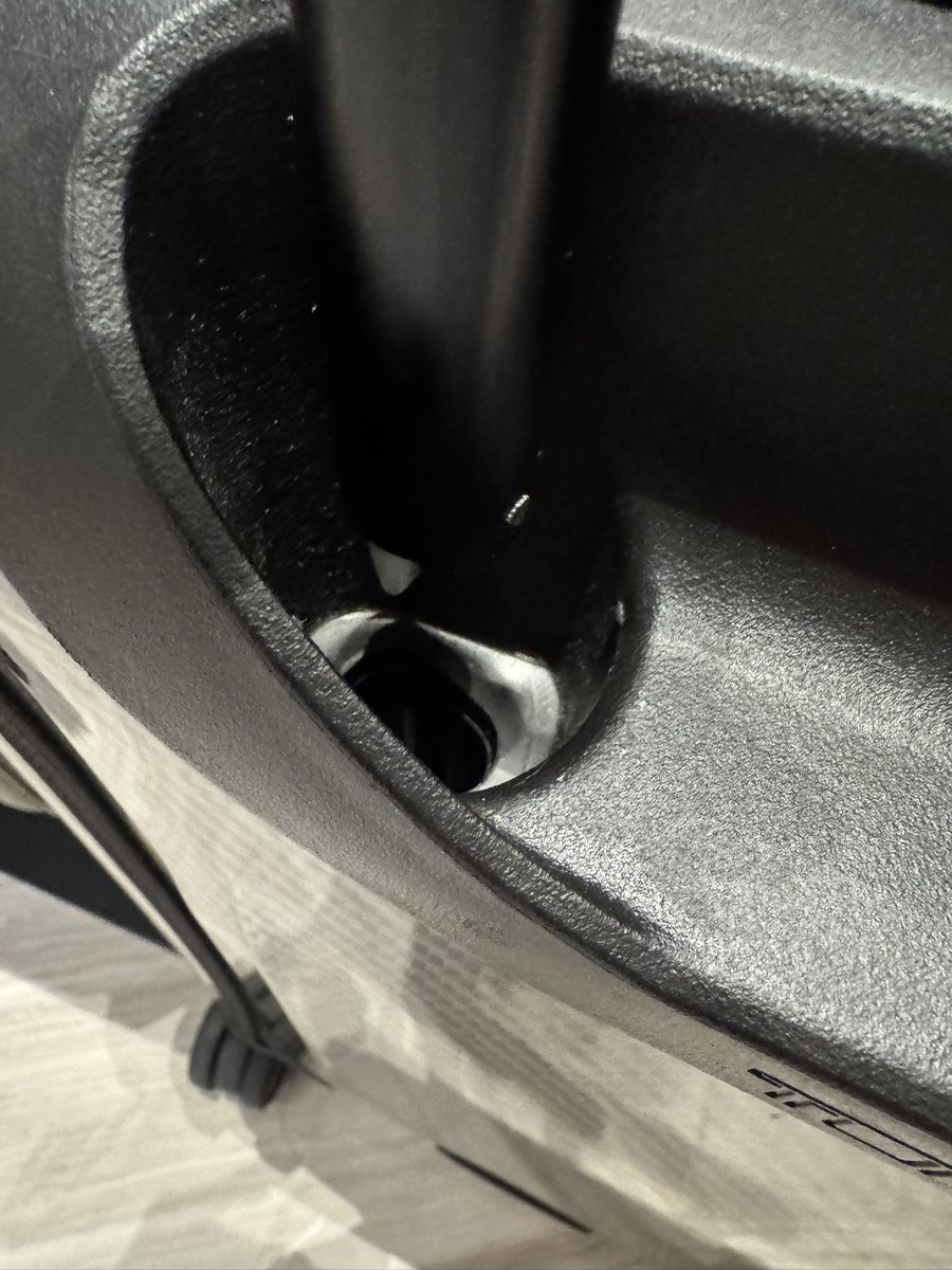 ajflogistics's tweet photo. @tumitravel $1600 for a carry on and the handle breaks 2nd use. Your customer service treated us like an inconvenience. Terrible. https://t.co/iZio74gpEk