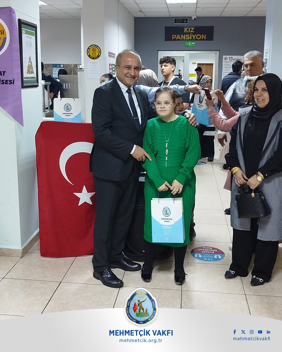 MehmetcikVakfi's tweet photo. Manavgat Gevher Nesibe Özel Eğitim Uygulama Okulu ve Manavgat Mesleki Teknik Anadolu Lisesi'nin öncülüğünde gerçekleşen “Mehmetçiğe Değer” sosyal sorumluluk projesinde, on bir okul bir araya gelerek altı ay boyunca ay yıldızlı kurabiyeler, poğaça ve simitler yapıp, satarak gelir elde ettiler. Özel gereksinimli öğrenci kardeşlerimizin; üretim, toplumsal duyarlılık ve dayanışma konularında etkin rol alırken,  Şehit yakınları ve Gazilerle sevgi bağı kurdukları proje kapsamında elde edilen gelir ise, 29 Mart 2025 tarihinde düzenlenen iftar programında Şehit yakınları ve Gazilerimizin katılımıyla Vakfımıza takdim edildi. 7’den 70’e milletimizin teveccühüne mazhar olan Vakfımız, özel gereksinimli kardeşlerimizin destekleriyle duygu dolu anlar yaşadı. Projede emeği geçen tüm öğrencilerimize, velilerimize ve öğretmenlerimize teşekkür ederiz. İyi ki varsınız!
#Mehmetçik #MehmetçiğeDeğer #SosyalSorumluluk #iyikivarsiniz