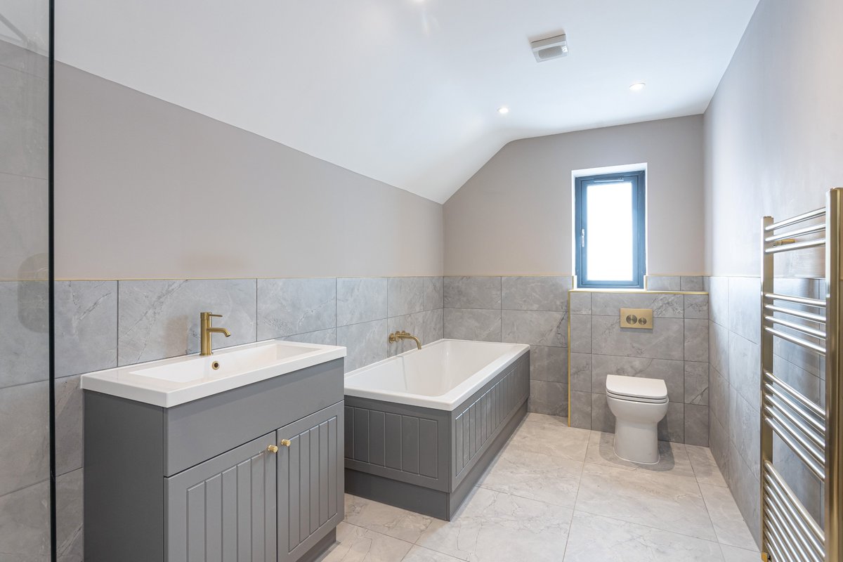 Minoli Supply Keely Construction For An Outstanding Oxfordshire Development

Minoli have supplied Keely Construction with porcelain and ceramic tiles for many years and recently for the bathrooms at a wonderful development in Wheatley.

minoli.co.uk/supply-keely-c…

#BreckonAndBreckon