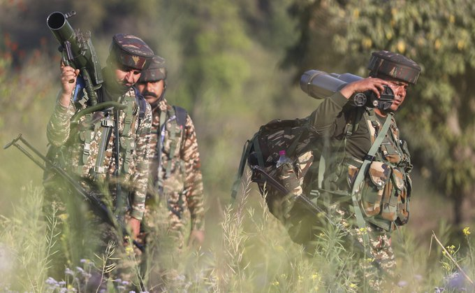 AalamAli789's tweet photo. Relentless pursuit of security! 🚔⚔️ Army, @JmuKmrPolice &amp; #CRPF extend Search &amp; Destroy operations in #Kathua’s #Panjtirthi for the 2nd day. Every movement tracked, every threat neutralized! 🇮🇳💪 #MissionSecure #JammuAndKashmir #AmitShah #WaqfBillAmendment #SaveHCUForest https://t.co/ToEd9MA4OZ