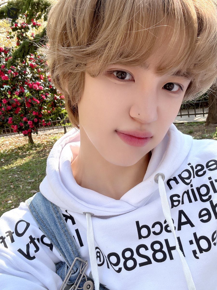 [#크래비티_모먼트] 250403
성민이와 꽃 나들이🌸
⠀
#CRAVITY #크래비티
#성민 #SEONGMIN