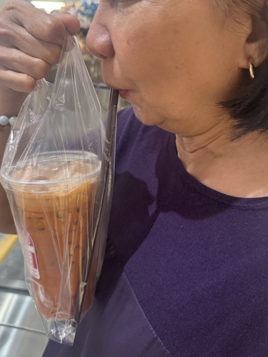 แม่บอกใส่น้ำแข็งเยอะ ดูดไม่ขึ้นเลย ห๊าา