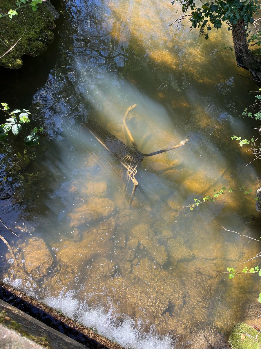 Look at #RiverMedina😍 through #Newport after #HampshireAssetTeam contractor #BrighstoneLandscaping removed debris. But they shouldn't have to remove tyres/trolleys. This is #flytipping, it's illegal, unsightly &amp; blockages causes flooding.#floodaware <a href="/iwight/">IOW Council Official</a> <a href="/islandecho/">Island Echo - 24hr Isle of Wight News</a> <a href="/IOWNews/">Isle of Wight News</a>