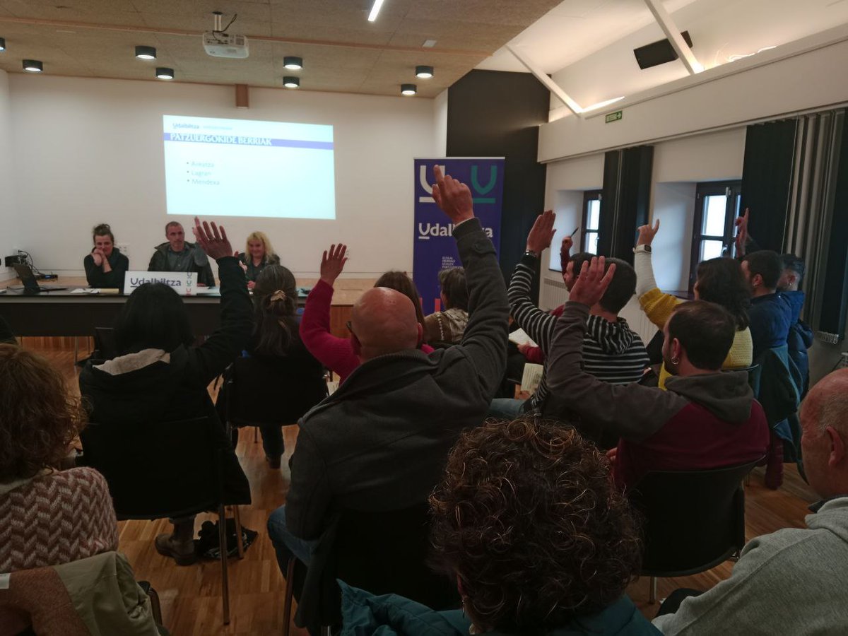 Pasa den ostiralean (martxoak 28) Larraunen egindako Kontseilu Nagusiaren nondik norakoak albiste batean bildu ditugu.
Irakurtzeko, jo ezazu hona: labur.eus/1kn2025