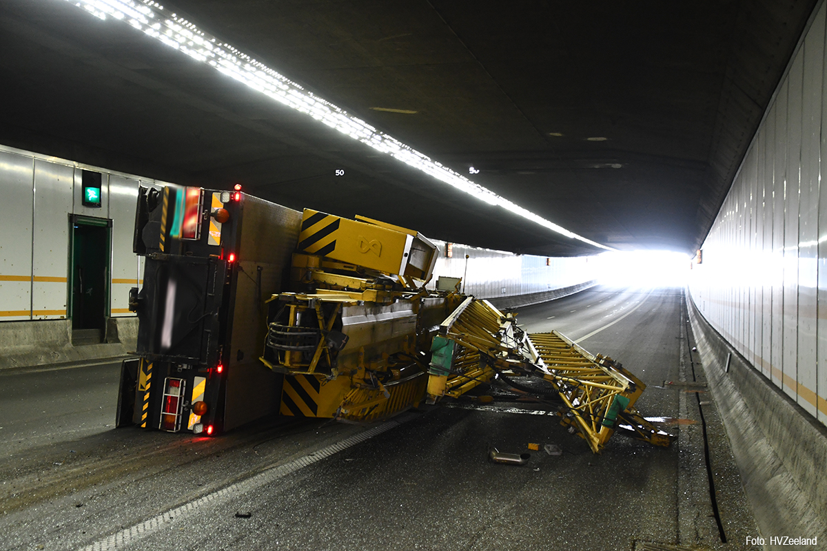 Kraanwagen gekanteld in Vlaketunnel, chauffeur gewond