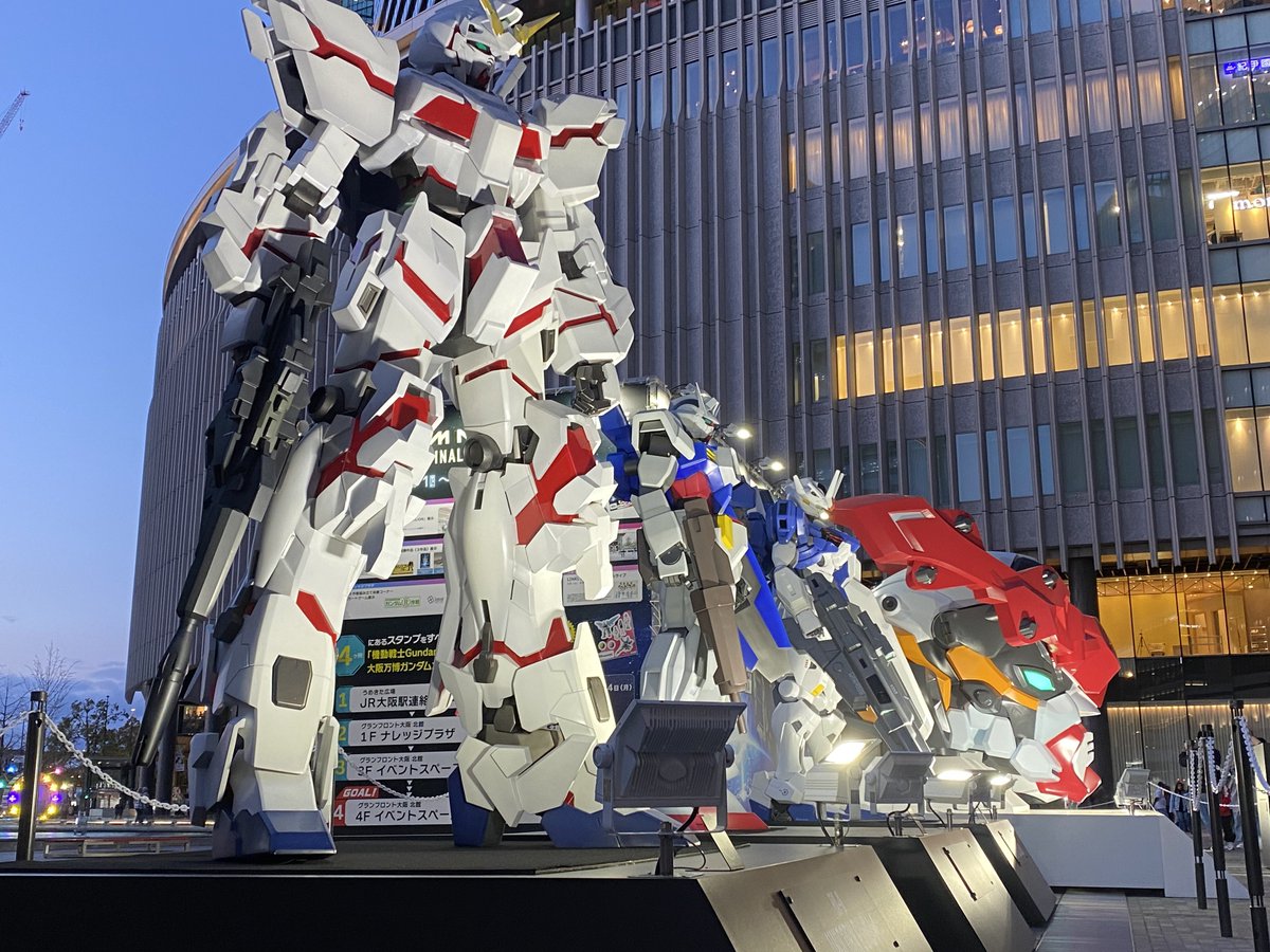 osaka_newshop's tweet photo. 大阪駅前にガンダム現る https://t.co/RQJRxi1maQ
