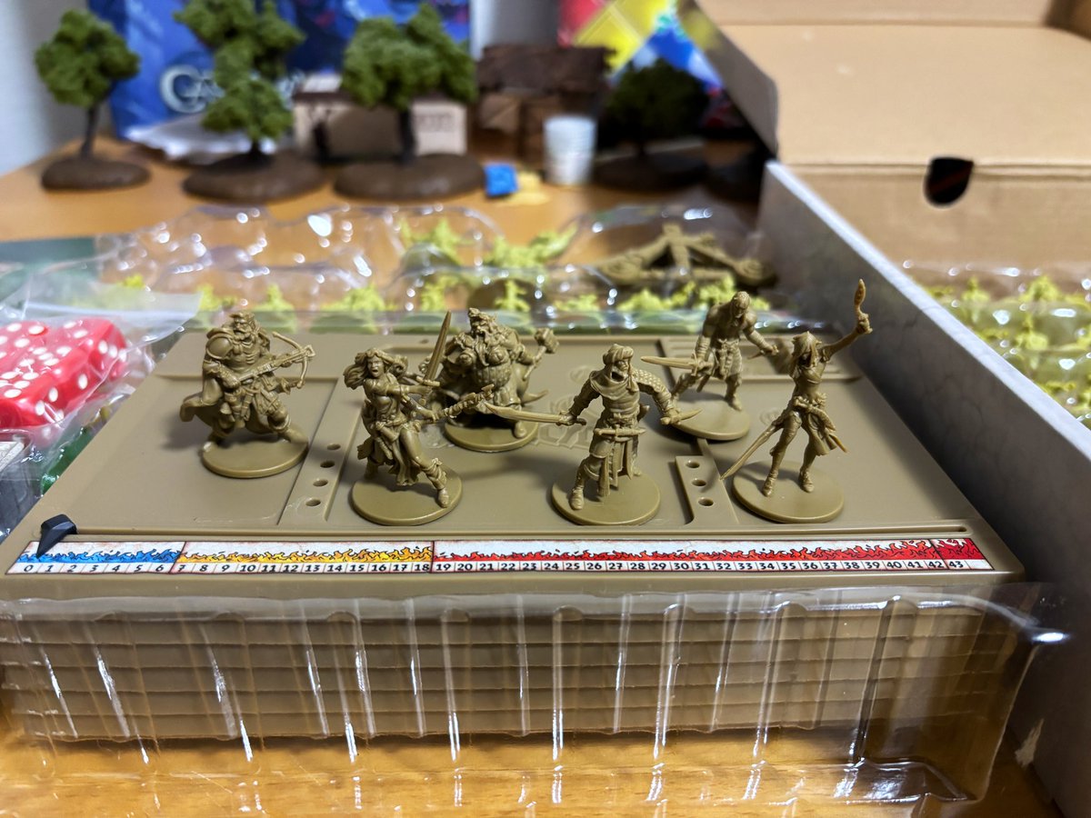 chakalogmini's tweet image. D&amp;amp;D関連の品を買うつもりが間違えた。

相変わらずミニチュアの量がエグい。独立拡張なので基本セットなくても遊べる。

しかし一度手にすると基本セットも欲しくなる…🤤

#ゾンビサイドブラックプレイグ #グリーンホード #CMON #アークライト