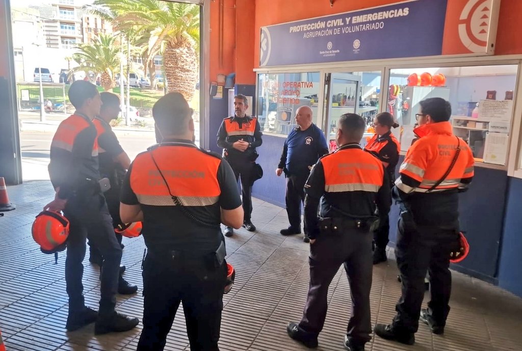 CECOPALSC's tweet image. A esta hora, una docena de efectivos de @ProteCivilSCTF ya están dispuestos para atender cualquier incidencia relacionada con #AlertaMáximaVientos #AlertaFénomenosCosteros en @santacruz_ayto tras la activación del #PEMU #Prevención