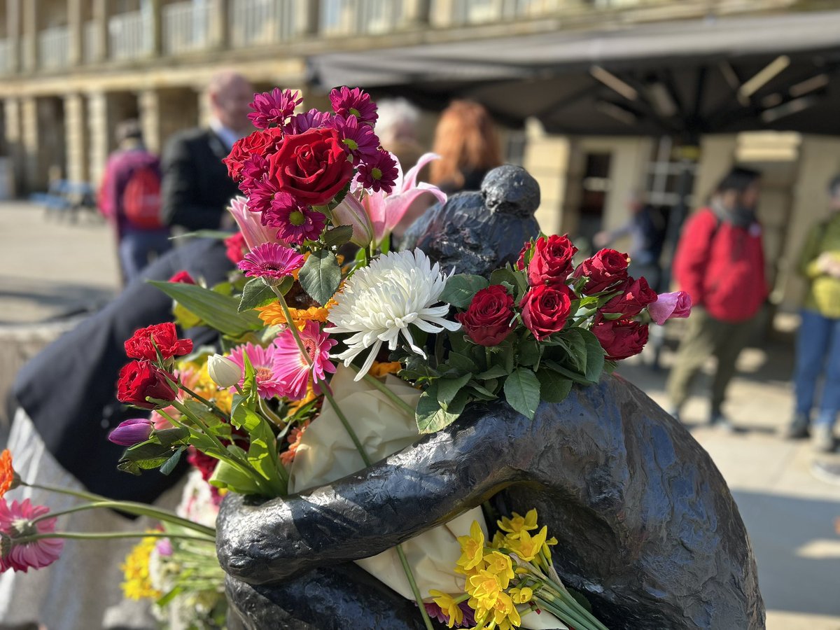 We are going to need a bigger statue me thinks #AnneLister #flowers🎩😉 #BringBackGentlemanJack <a href="/BBC/">BBC</a> <a href="/LookoutPointTV/">Lookout Point TV</a> <a href="/SGJCampaign/">Save Gentleman Jack Campaign</a> <a href="/AnneListerSoc/">The Anne Lister Society</a>