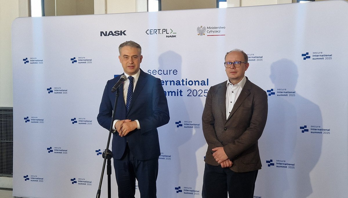 NASK_pl's tweet photo. Na #SECURE2025 trwa briefing prasowy nt. polskiego i europejskiego #cyberbezpieczeństwo wicepremiera @KGawkowski i Dyrektora NASK Radosława Nielka.
#SECURE2025 #Poland25eu https://t.co/Y0MPDFKGYE
