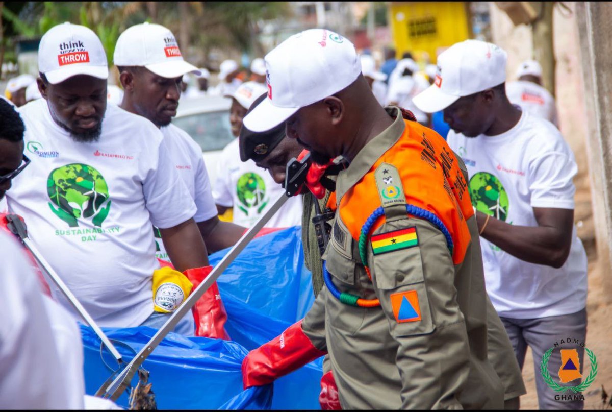 I joined Kasapreko Company limited for the
"Think Before You Throw plastic collection,

It's aimed at keeping our environment clean
from plastic waste.

Much thanks to Zoomlion and NADMO Operations Department.