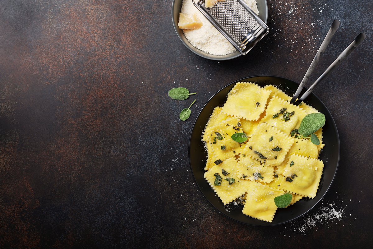 In 2025, stuffed pasta reigns supreme! 🍝 Tradition, innovation, and sustainability come together: seasonal fillings 🥬 and plant-based options turn every dish into a gourmet experience. Tortellini and ravioli remain symbols of authenticity and quality. ❤