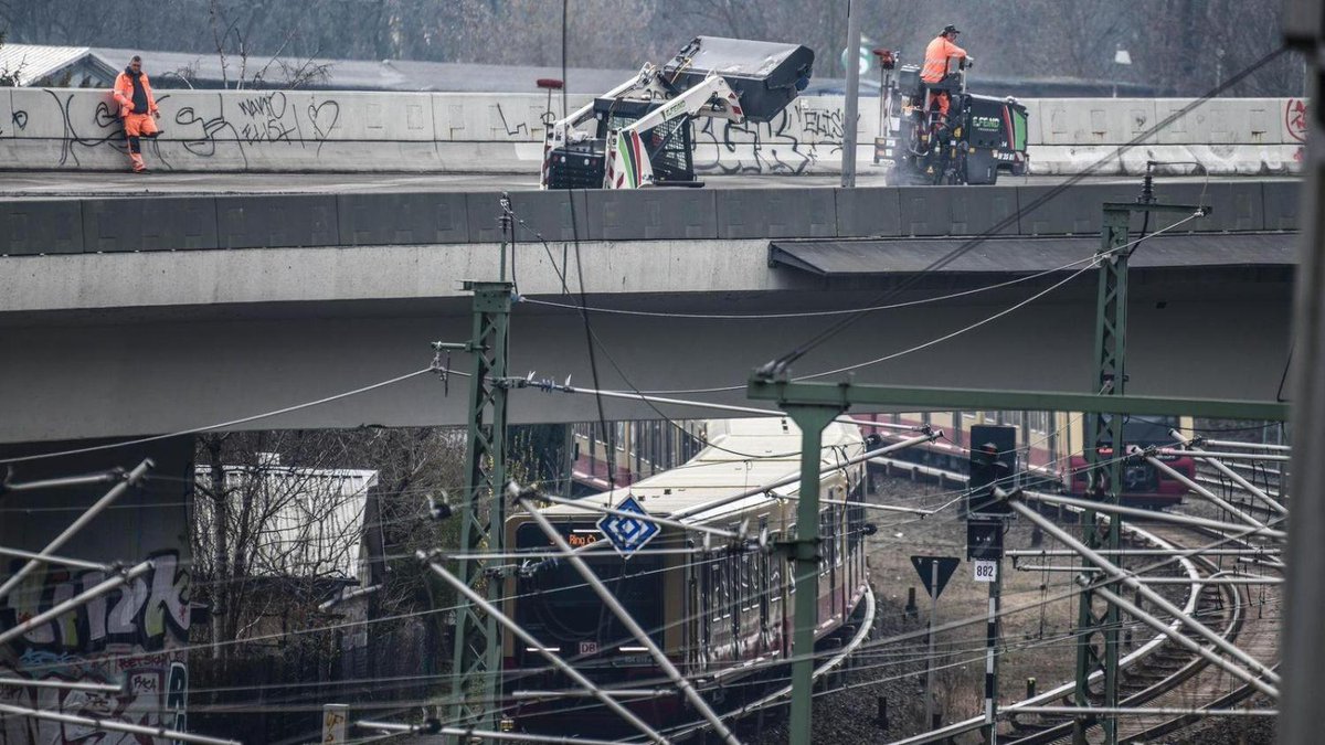 morgenpost's tweet photo. A100-Ringbahnbrücke Berlin: Demo gegen Sperrung geplant – was dahinter steckt https://t.co/YBQ0LAvvWE https://t.co/sD6fO2FsXE