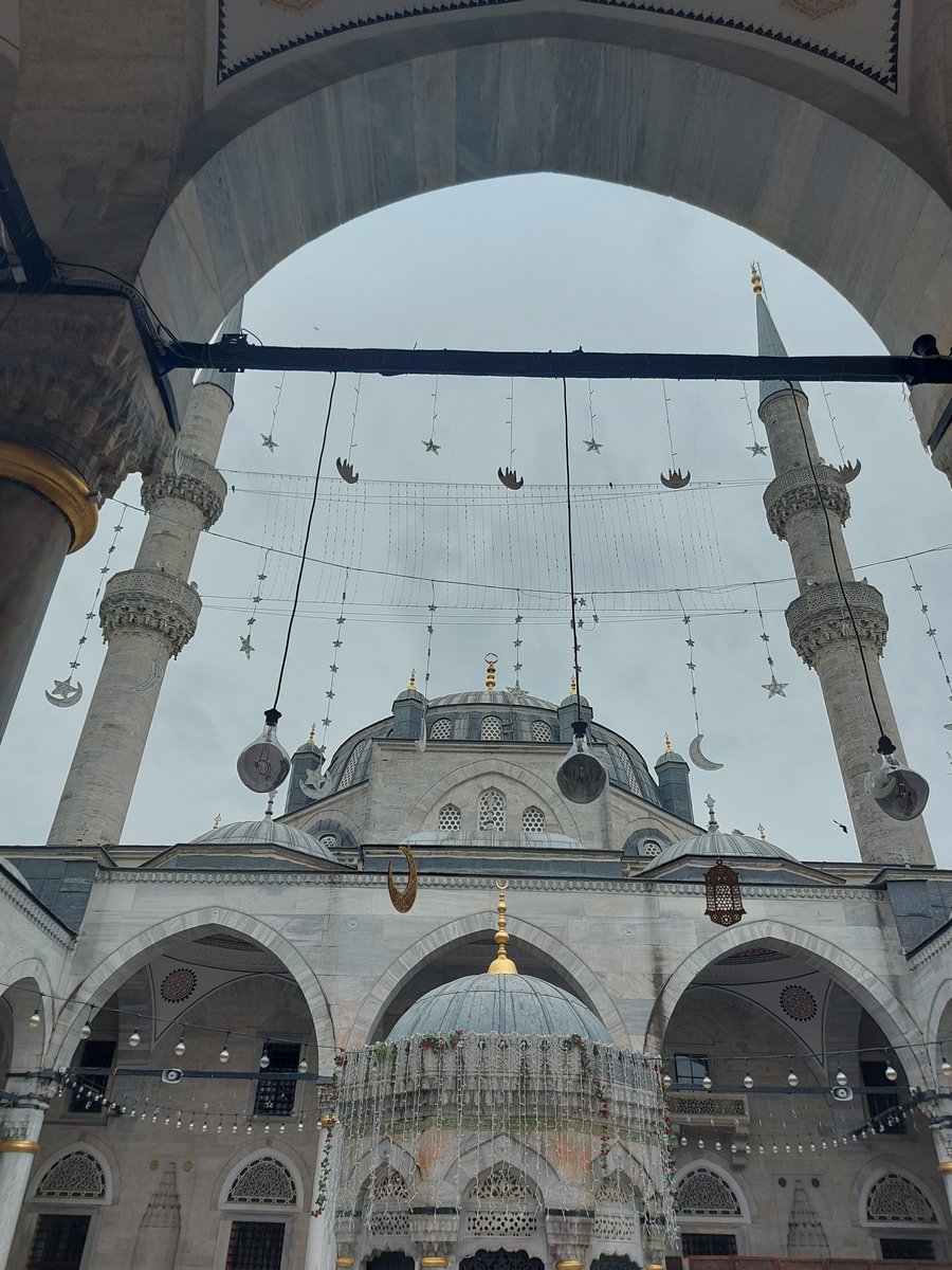 elifetsdmr's tweet photo. Üsküdar Vâlide-i Cedîd Camii🌿 https://t.co/EFGRw0E17Y