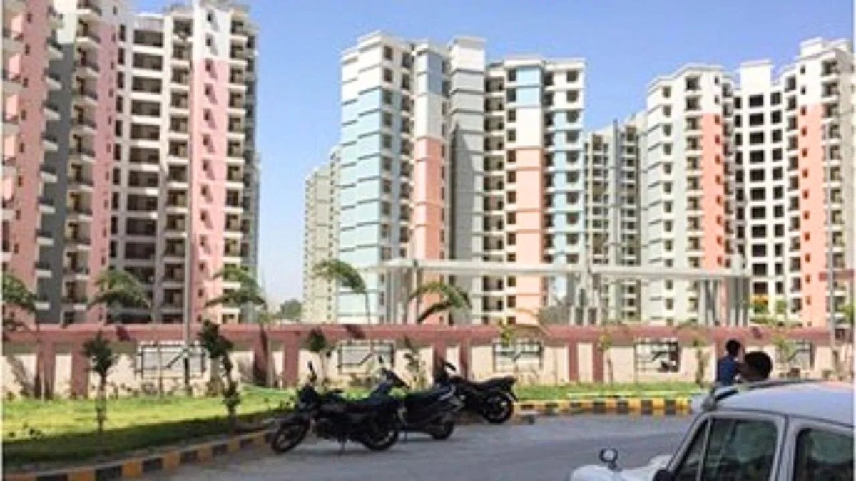 OfficialVknews's tweet image. लखनऊ के मोहान रोड पर 800 एकड़ में LDA की हाईटेक टाउनशिप विकसित होगी, जिसे CM योगी आदित्यनाथ लॉन्च कर सकते हैं। इसमें 18,237 फ्लैट, 2,485 भूखंड होंगे, और बुकिंग LDA पोर्टल से होगी।#LucknowDevelopment #LDAProject #SmartTownship #UrbanPlanning