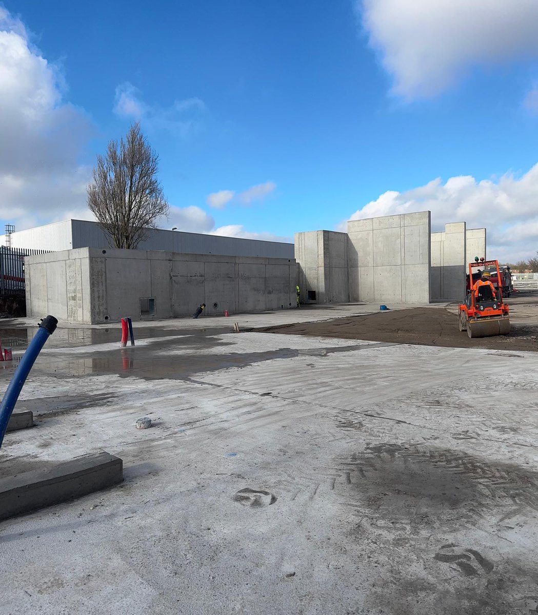 FormworkDirect's tweet image. 🚧 FD MAX at work in Blackpool!
Our in-house designed panel system is flying on-site — with 3m, 5m & 7m retaining walls poured in a single hit 💪
🚨 New FD MAX T120 3.3m now available — want to be the first to use it?
📞 0151 532 0179
🌐 formworkdirect.co.uk
#Formwork