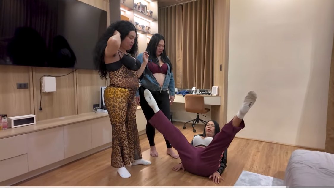 queenlassyofc's tweet photo. ANO ANG FAVORITE POSITION NINA TONI??? HAHAHA!!! Watch na sa #beksbattalion  youtube channel with #tonifowler
#lassy #LassyMarquez  #tonifowler #chadkinis #mcmuahcalaquian  #mcmuah @akosiLASSY 

Full vlog: https://t.co/HnbaXGiPjX https://t.co/Nqtq42WJYH