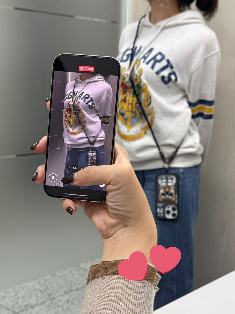 ジェニーと仁美の撮影中をパシャリ📷✨
今日は雨なので室内です。

ひつじ🐏