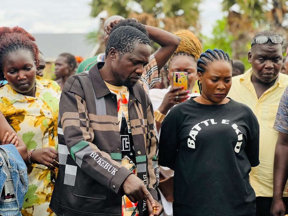 InfluencerRoyUg's tweet photo. UPDATES!!

Secular Music Female Singer Discovered As MARIA A Was Yesterday Cáughť Rèd_Handèd Doing ŵitćhćraft On Northern Artistes/Leaders. HardCopy-Photos Of Bosmic Otim, Tonny Eii Of Megafm Gulu, Unidentified WhiteMan, Hon Mp Lamwaka ,Footballer,Striker Tito Okello https://t.co/7Vn9j98Phi