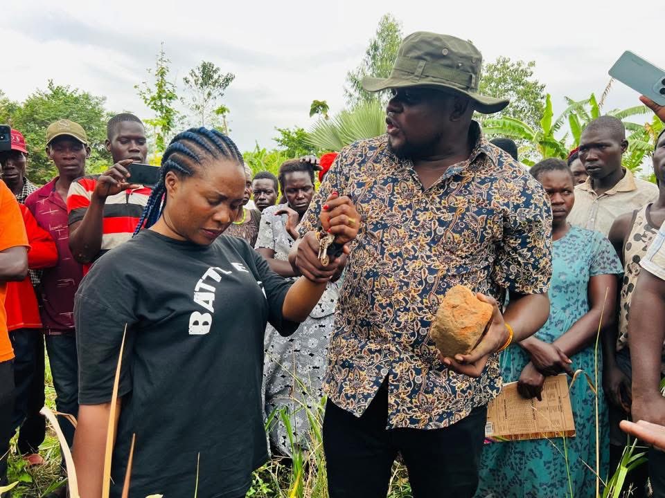 InfluencerRoyUg's tweet photo. UPDATES!!

Secular Music Female Singer Discovered As MARIA A Was Yesterday Cáughť Rèd_Handèd Doing ŵitćhćraft On Northern Artistes/Leaders. HardCopy-Photos Of Bosmic Otim, Tonny Eii Of Megafm Gulu, Unidentified WhiteMan, Hon Mp Lamwaka ,Footballer,Striker Tito Okello https://t.co/7Vn9j98Phi