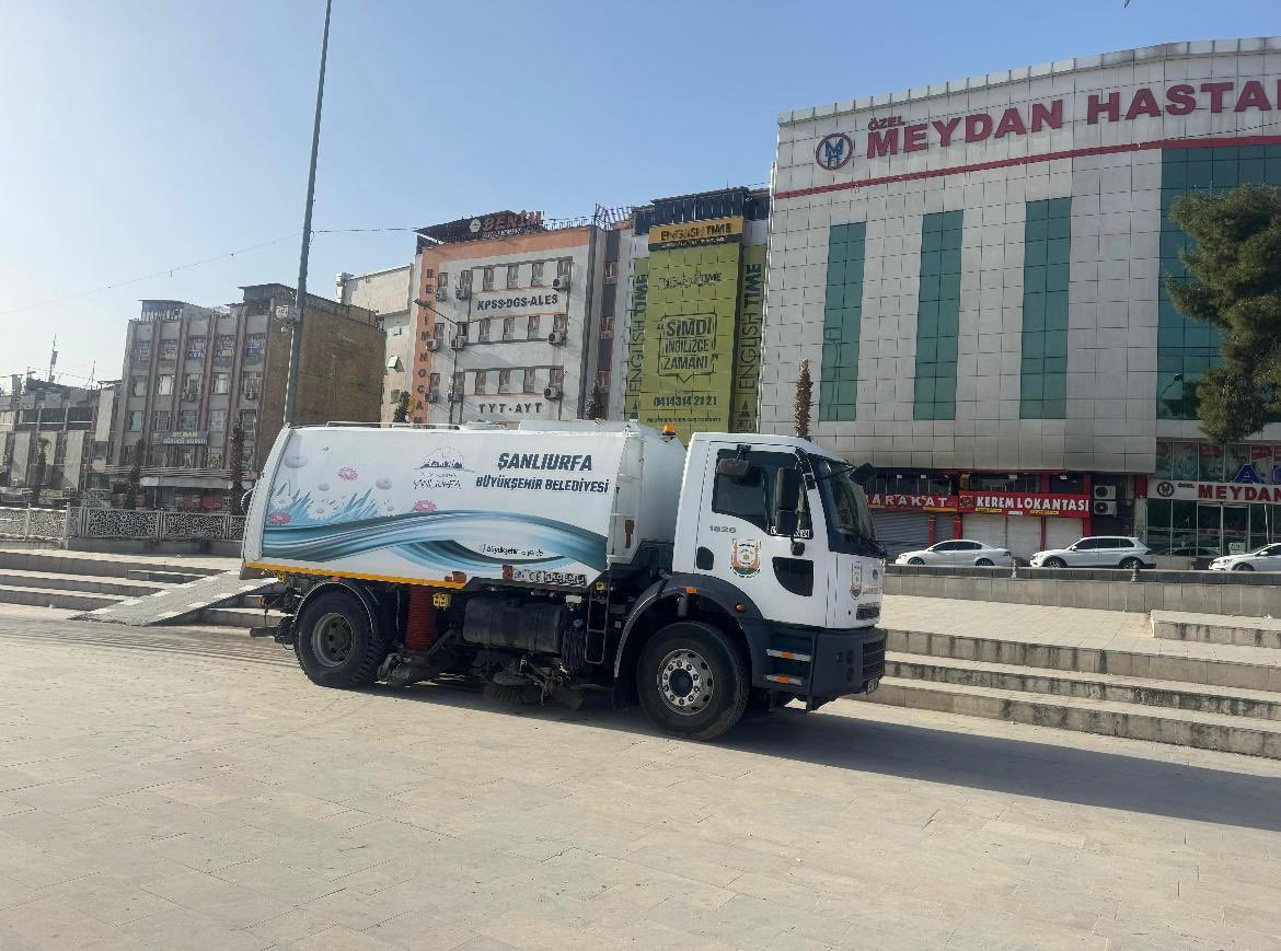 sbbf285411's tweet photo. İklim Değişikliği ve Sıfır Atık Daire Başkanlığı olarak bayram boyunca Balıklıgöl , Rabia Meydanı, Asri Mezarlık ve Fuar Alanındaki temizlik çalışmalarımız devam etmektedir.
@besikci_murat @urunyahya @DemirMeMet_47 @sanliurfabld https://t.co/ESGZvi6ISa