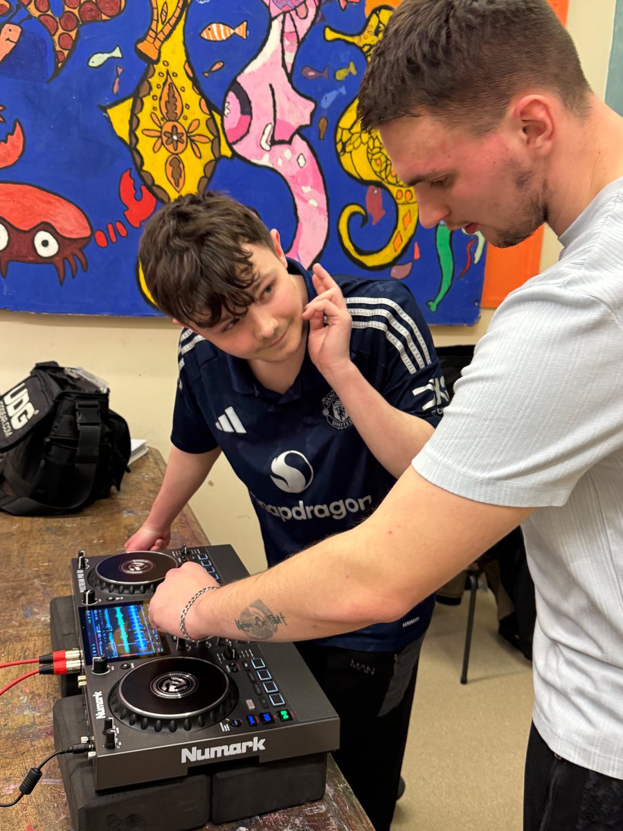 DjMethodz's tweet photo. Big Buzz at #kingstonyouthcentre in #hull is a mixed ability group for people aged 16-24.
Year 2 of TURN THE TABLES saw progress with DJ skills and some outstanding peer learning - a collaborative approach to learning where students teach each other.
#send #djworkshop https://t.co/PnCRzGZ1QA
