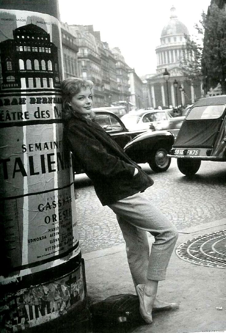 Romy Schneider près du Panthéon 📷.
1957. Paris Quartier Latin 5e
