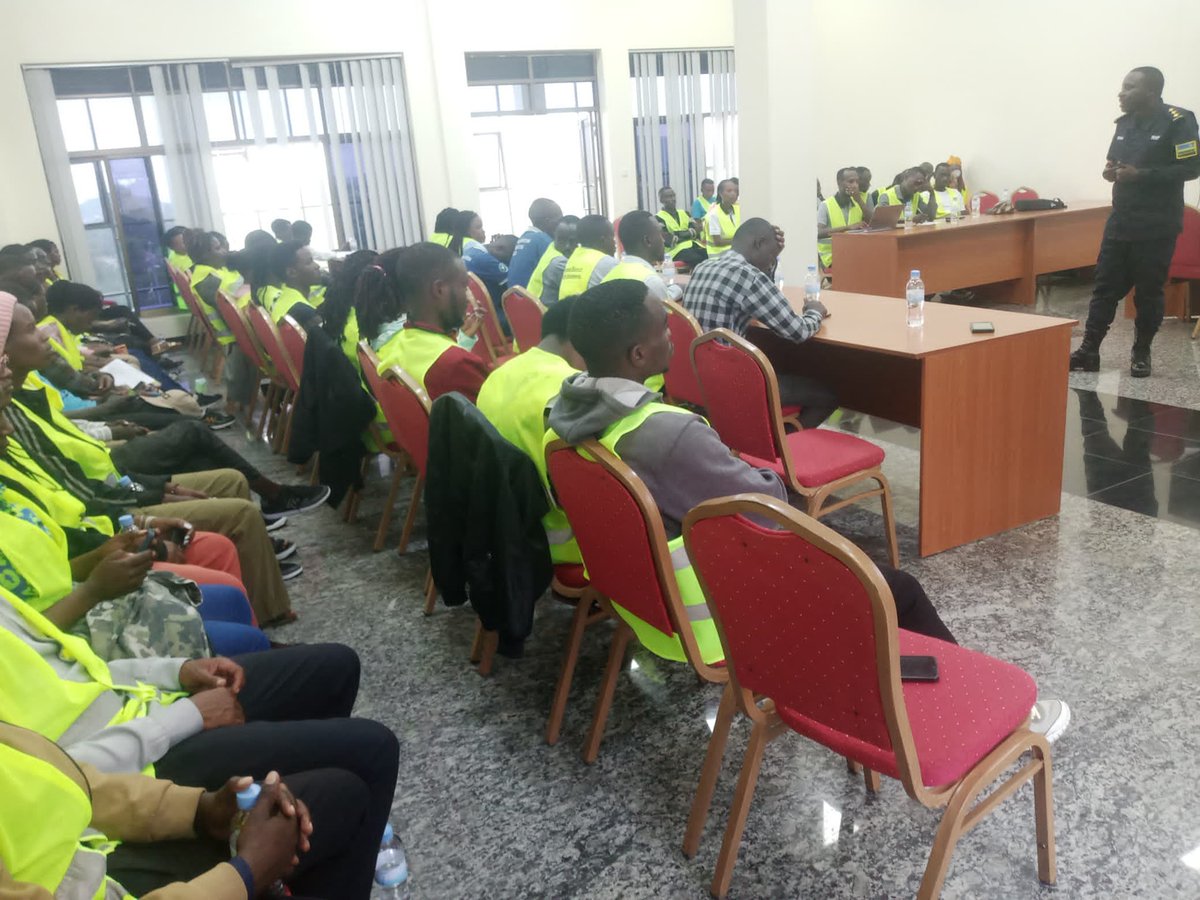 Birimo kuba:
Hagamijwe gukangurira Urubyiruko rwa <a href="/RwandaYouthVol1/">Rwanda Youth Volunteers</a> Gukomeza kugira uruhare mu bikorwa bishyira umuturage ku Isonga,<a href="/Rwandapolice/">Rwanda National Police</a> na <a href="/RwandaLocalGov/">Ministry of Local Government | Rwanda</a> barimo kuganira no kungurana ibitekerezo ku ngingo zinyuranye n'Urubyiruko rwa <a href="/NyanzaDistrict/">Nyanza District</a> 

<a href="/RwandaSouth/">Southern Province | Rwanda</a>