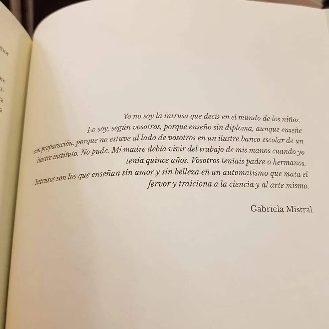 🔴 Esa mierda que nos carcome

Cuando Gabriela Mistral llegó a Santiago para hacer clases a principios del siglo pasado, los profesores de Estado que habían estudiado en una casa de educación superior la menospreciaron, "como era posible que esa campesina de un pueblo peliento