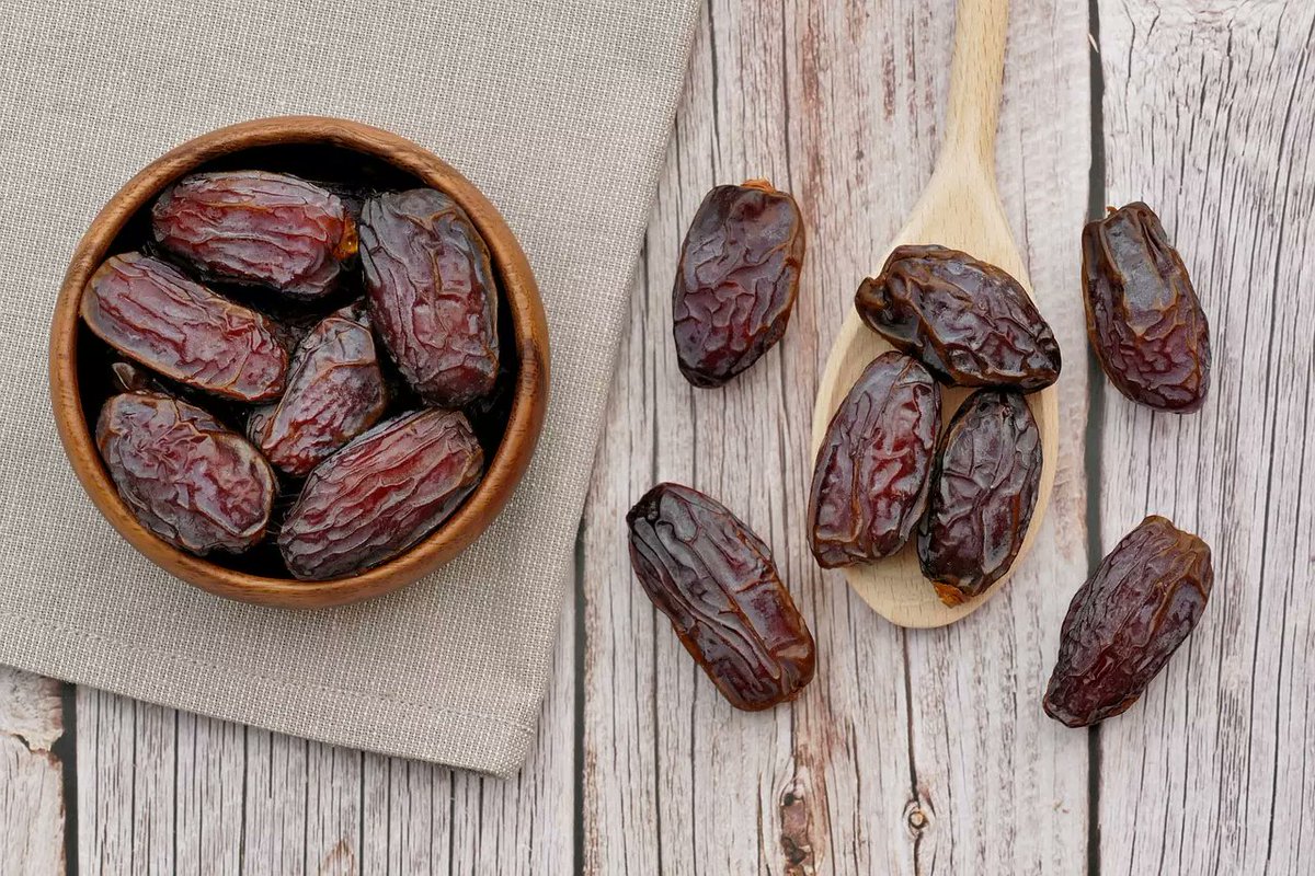 💡 يُسن صوم ستة أيام من #شوال بعد صوم رمضان

▪️ لحديث أبي أيوب رضي الله تعالى عنه: أن النبي ﷺ قال: (من صام رمضان ثم أتبعه سِتًّا من شوال كان كصيام الدهر).

▪️ وحديث ثوبان رضي الله تعالى عنه: أن النبي ﷺ قال: (صيام شهر رمضان بعشرة أشهر، وستة أيام بعدهن بشهرين، فذلك تمام سنة).

📚