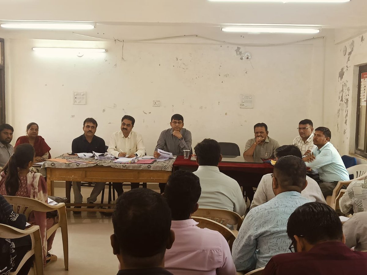 DDO_PATAN's tweet photo. આજરોજ તાલુકા પંચાયત પાટણની મુલાકાત લેવામાં આવી. કર્મચારીઓ, તલાટી કમ મંત્રીશ્રીઓની બેઠક યોજી નવીન આકારણી, પંચાયત,મહેસુલી વેરા વસુલાત, નાણાપંચ તેમજ અન્ય યોજનાઓના વિકાસ કામો,PMAY (G) આવાસ નવીન સર્વે, સહાય ચૂકવણા, SBM વગેરે યોજનાઓની સમીક્ષા કરી જરૂરી સૂચના આપી.@CMOGuj @InfoGujarat https://t.co/ZVgmjtOfzc