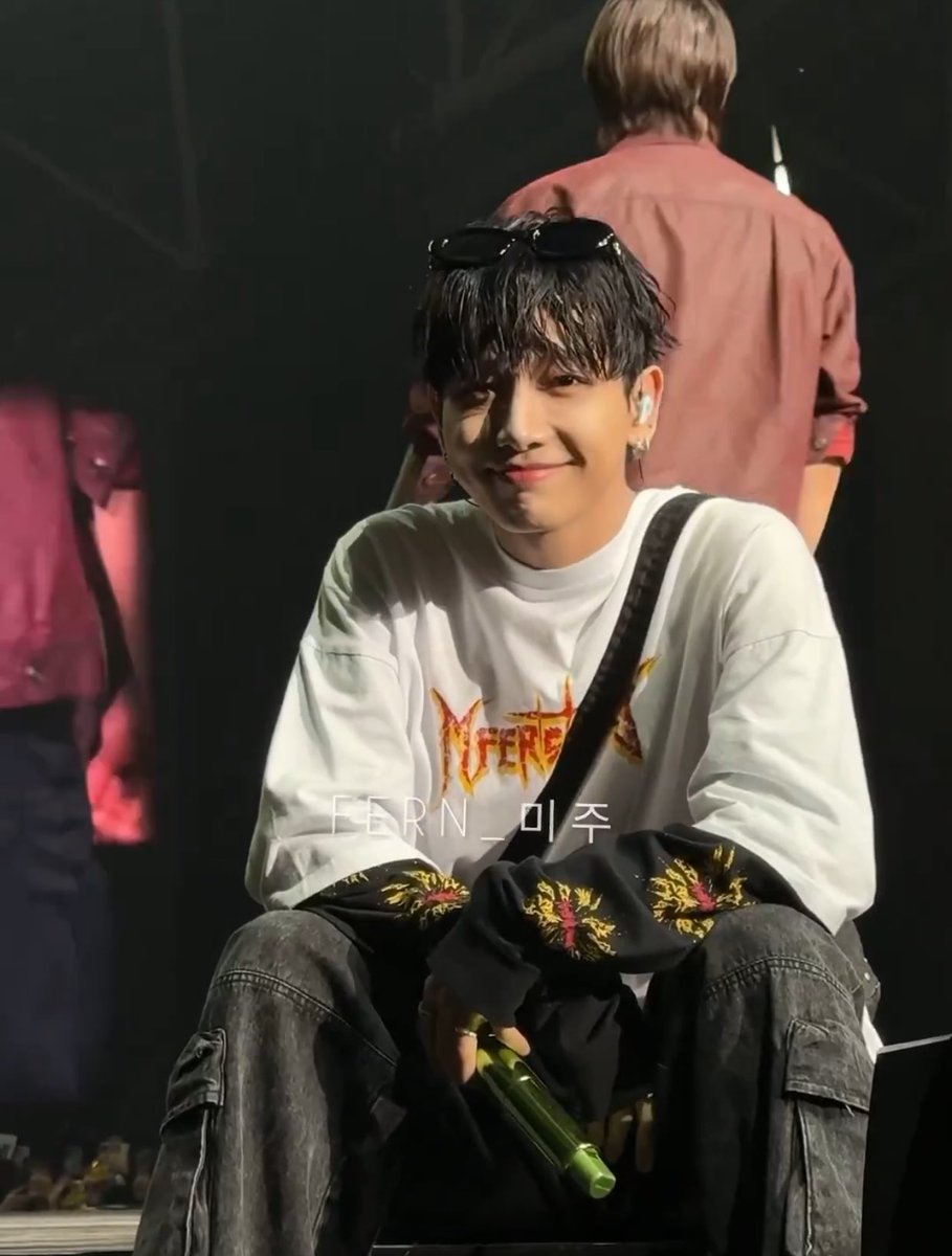 taesanwon's tweet photo. The sign                            The reaction https://t.co/wmhzz3jTwO