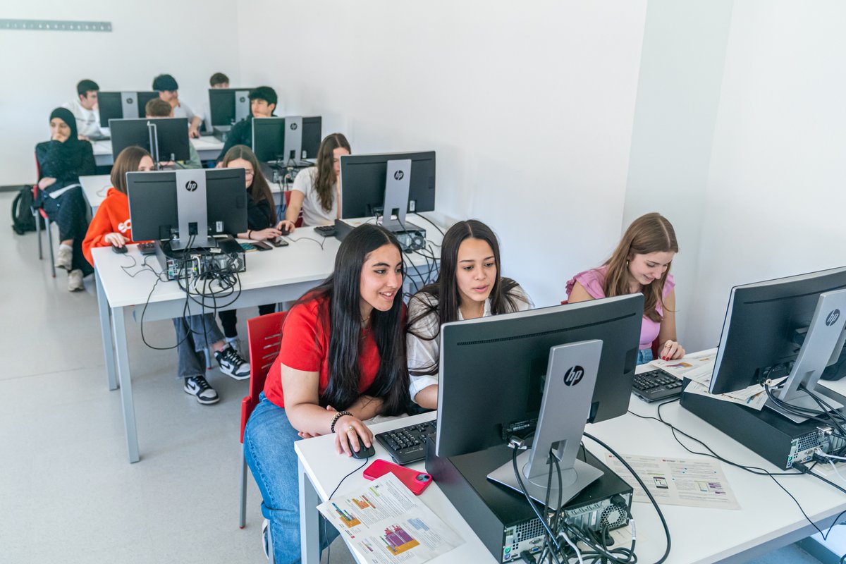 unirioja's tweet photo. 📸 Este miércoles 2 de abril estuvo por la UR el alumnado de los centros #IESReynodeNavarra, de #Azagra, @TeresaCalahorra #IESDuquesdeNájera y @Cpc_ReyPastor ,para participar en los talleres del programa #experimentaunirioja
#SQX1D #surfeandoenlaingenieríainformática #matemáticasrecreativas #descubriendolascienciasagroalimentarias
Todas las fotos te las puedes descargar desde aquí👇
https://t.co/5zHWY6FoE0