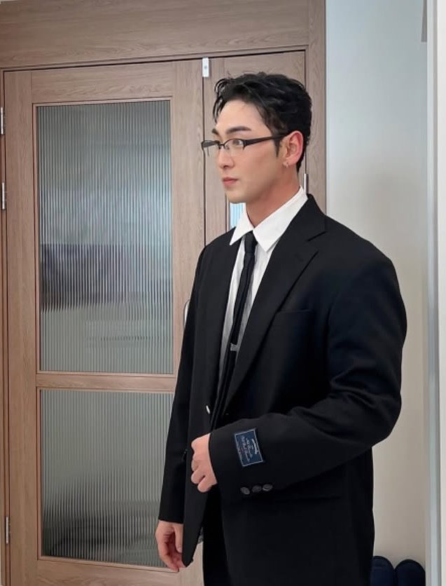 MyTigersDen's tweet photo. we are so blessed today with baekho face https://t.co/WzN4ROFIQs