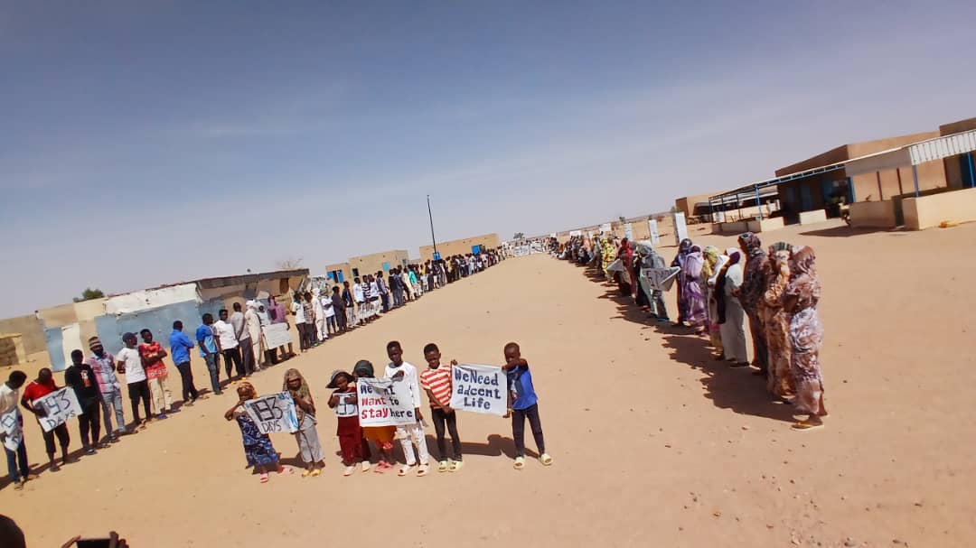 🔴 Today: 193 days #Agadez #Niger #refugees #NoCPR             
⚫️ Names, dates, places change, but the strategy is always the same: normalize and forget.
🔴 #KeepEyesOnSudan &amp; #KeepEyesOnAgadez are links in the same chain: remember this &amp; follow the tags to learn more.
Lo